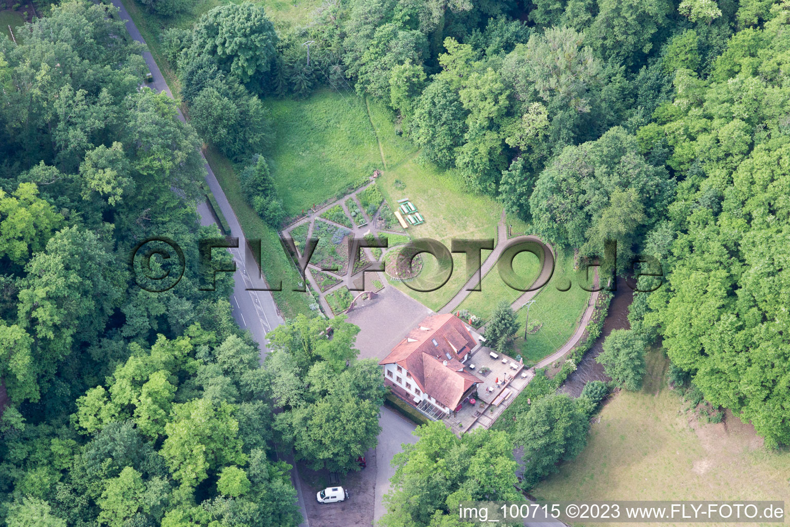Sankt Germannshof im Bundesland Rheinland-Pfalz, Deutschland von der Drohne aus gesehen