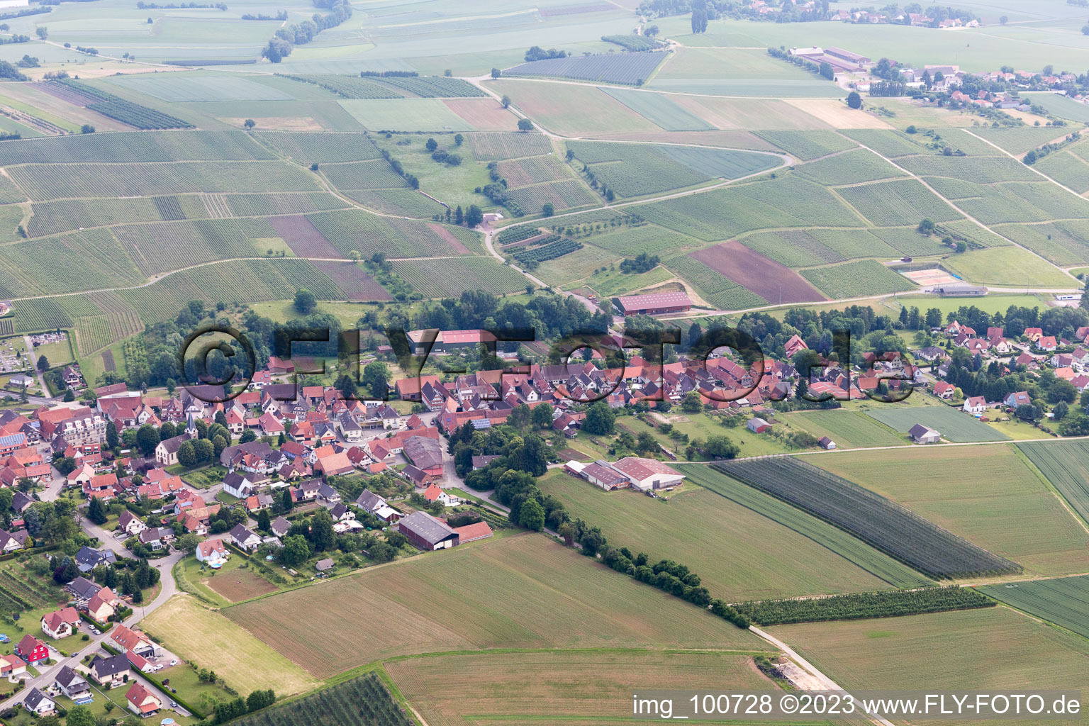 Schrägluftbild von Steinseltz im Bundesland Bas-Rhin, Frankreich