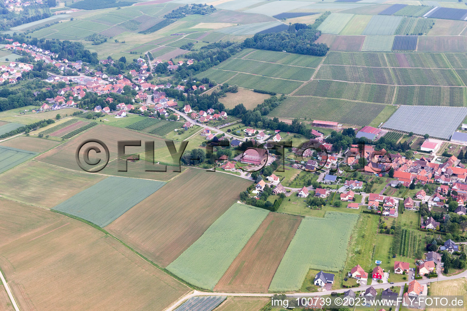 Steinseltz im Bundesland Bas-Rhin, Frankreich von der Drohne aus gesehen