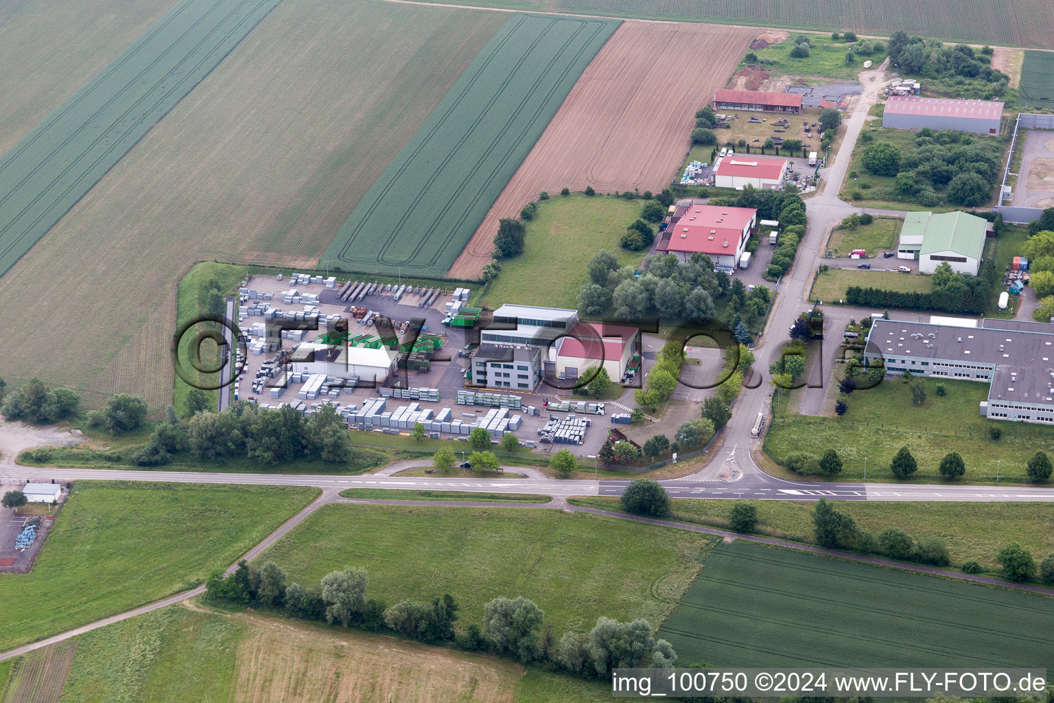 Drohnenaufname von Niederlauterbach im Bundesland Bas-Rhin, Frankreich