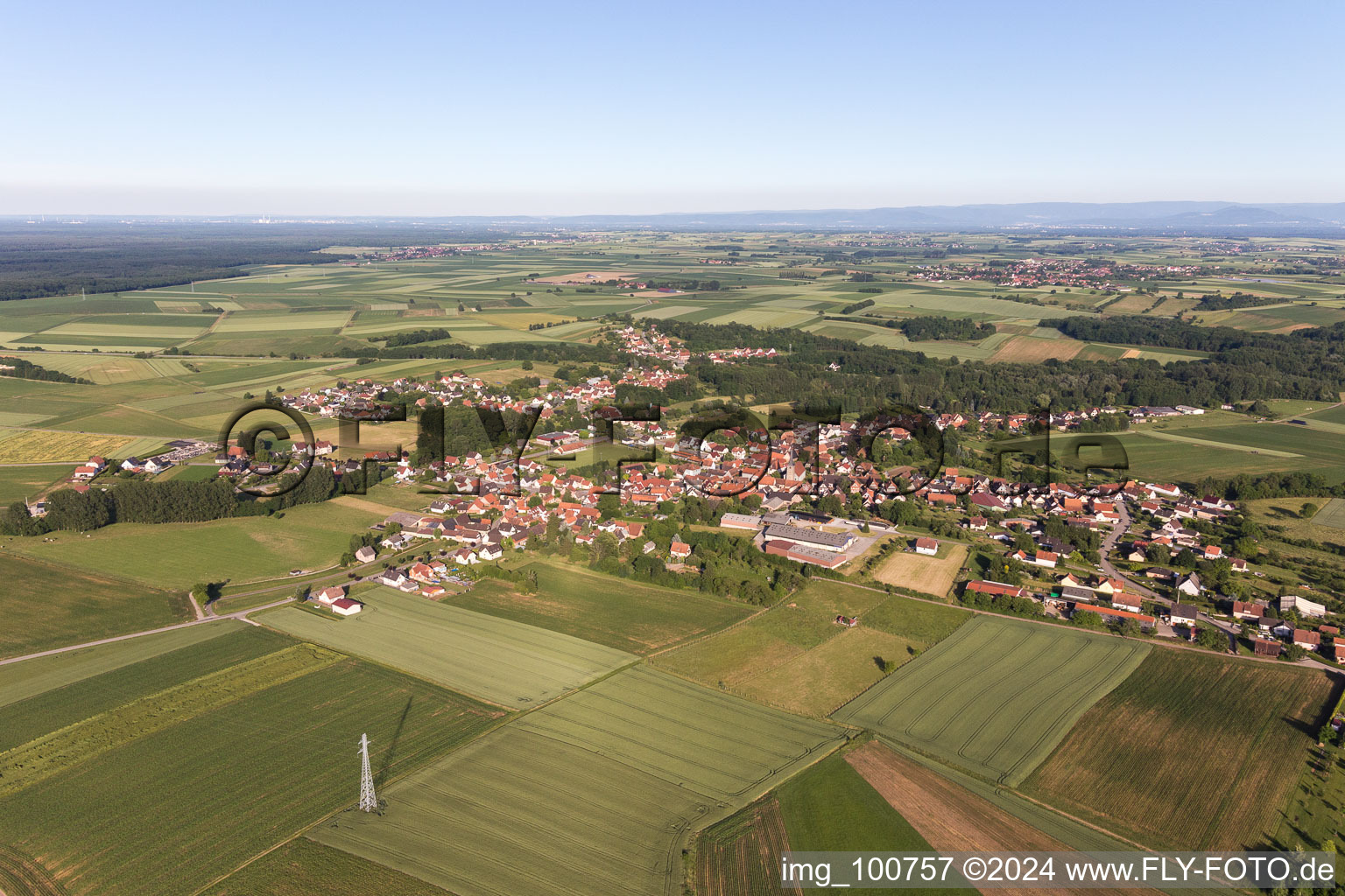 Luftaufnahme von Dorf - Ansicht am Rande von landwirtschaftlichen Feldern und Nutzflächen in Riedseltz in Grand Est im Bundesland Bas-Rhin, Frankreich
