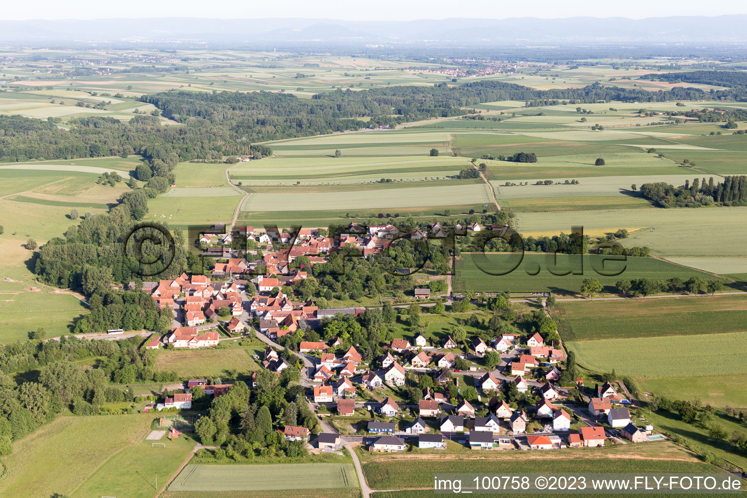 Schrägluftbild von Ingolsheim im Bundesland Bas-Rhin, Frankreich