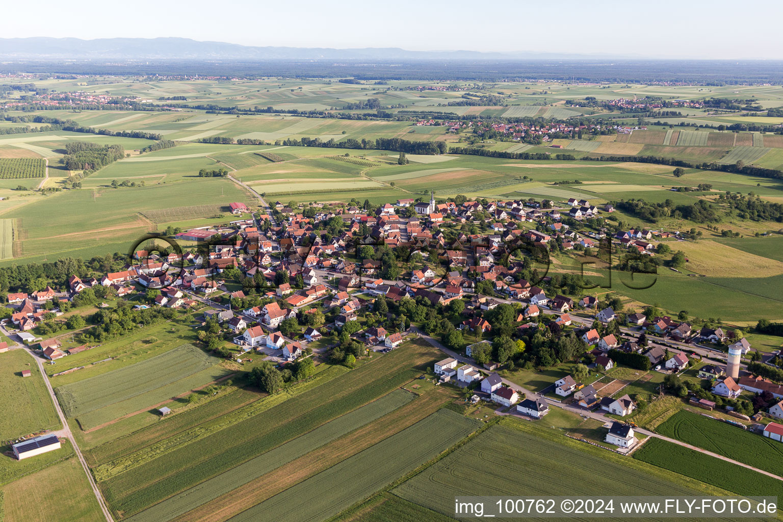 Dorf - Ansicht am Rande von landwirtschaftlichen Feldern und Nutzflächen in Schoenenbourg in Grand Est in Schœnenbourg im Bundesland Bas-Rhin, Frankreich