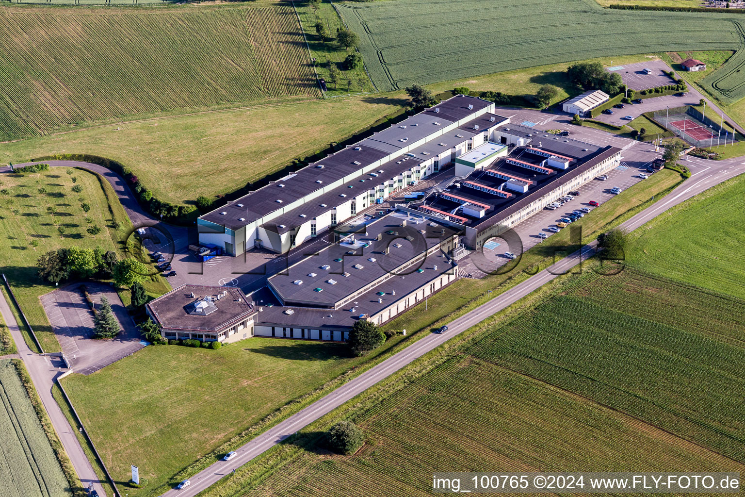 Gebäude und Produktionshallen auf dem Werksgelände Gunther Tools in Soultz-sous-Forets in Grand Est in Retschwiller im Bundesland Bas-Rhin, Frankreich