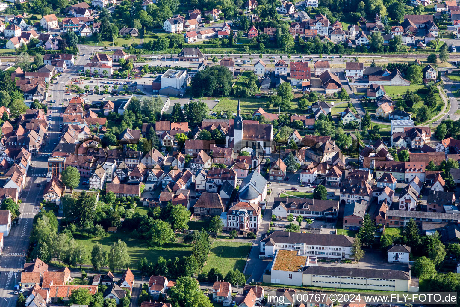 Schrägluftbild von Ortsansicht der Straßen und Häuser der Wohngebiete in Soultz-sous-Forets in Grand Est in Soultz-sous-Forêts im Bundesland Bas-Rhin, Frankreich