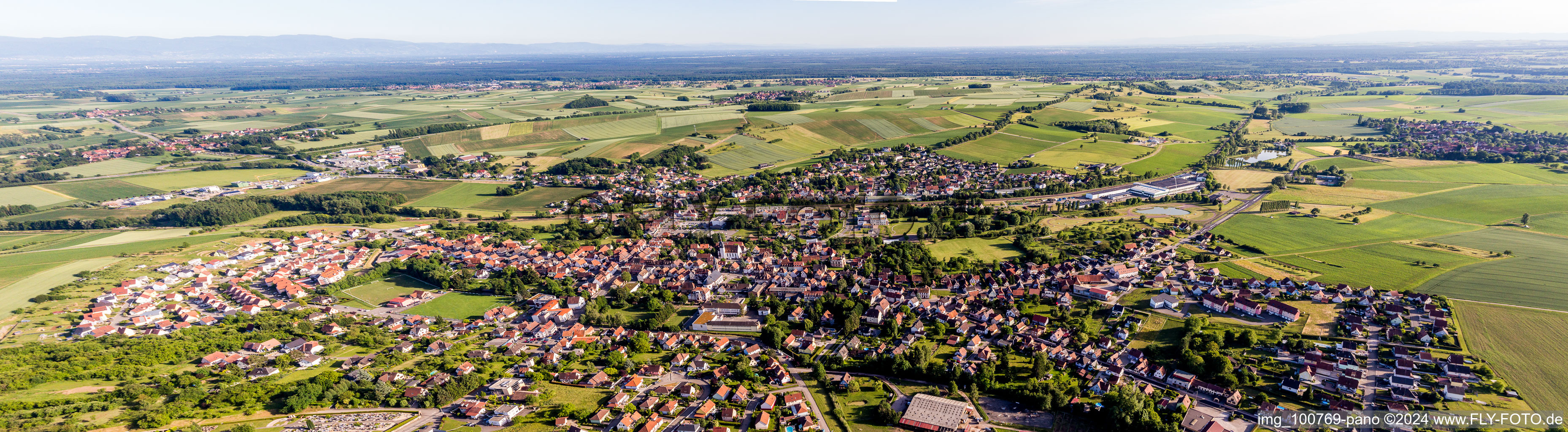 Panorama - Perspektive der Ortsansicht der Straßen und Häuser der Wohngebiete in Soultz-sous-Forets in Grand Est in Soultz-sous-Forêts im Bundesland Bas-Rhin, Frankreich