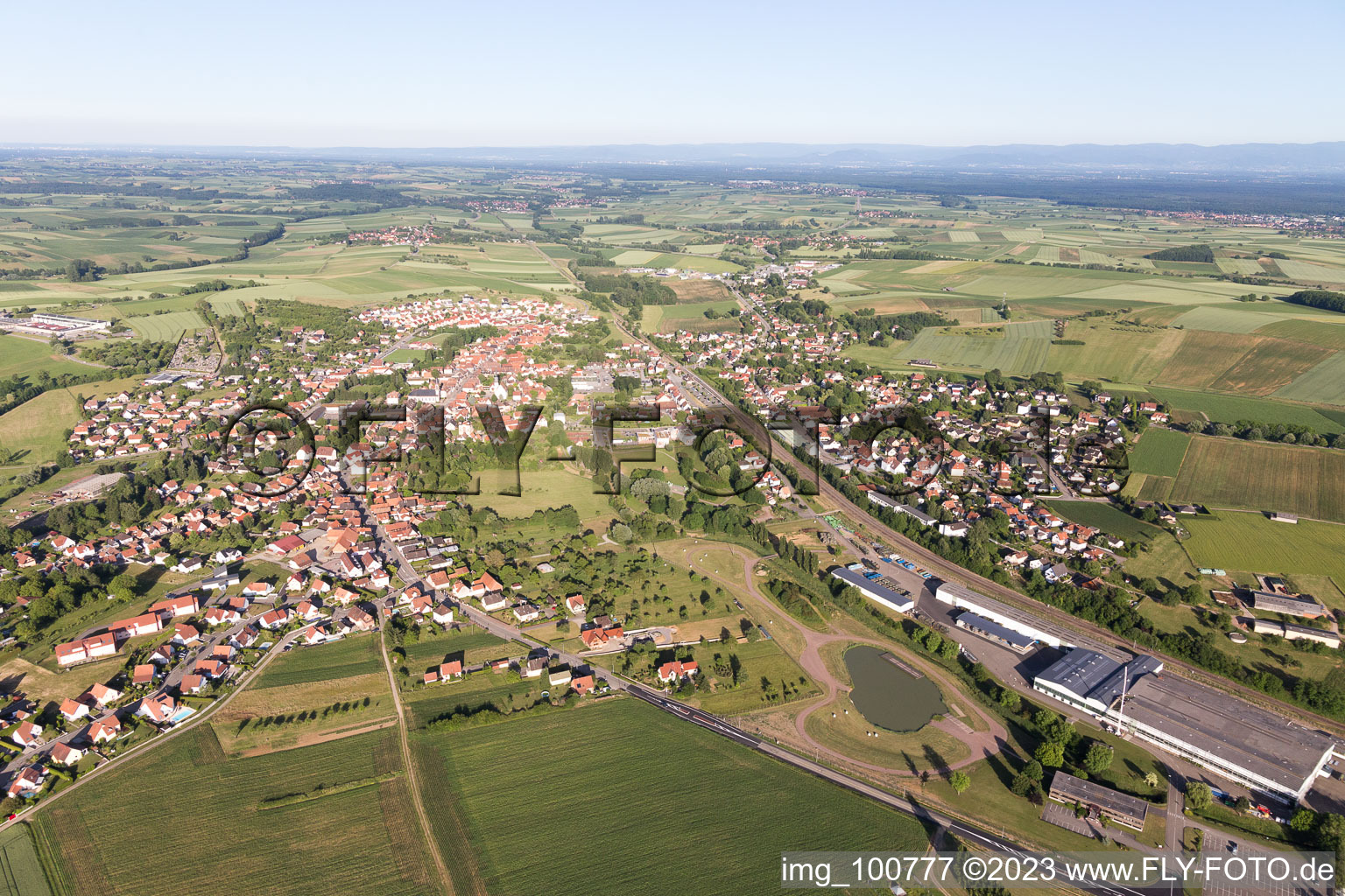 Luftaufnahme von Kutzenhausen im Bundesland Bas-Rhin, Frankreich