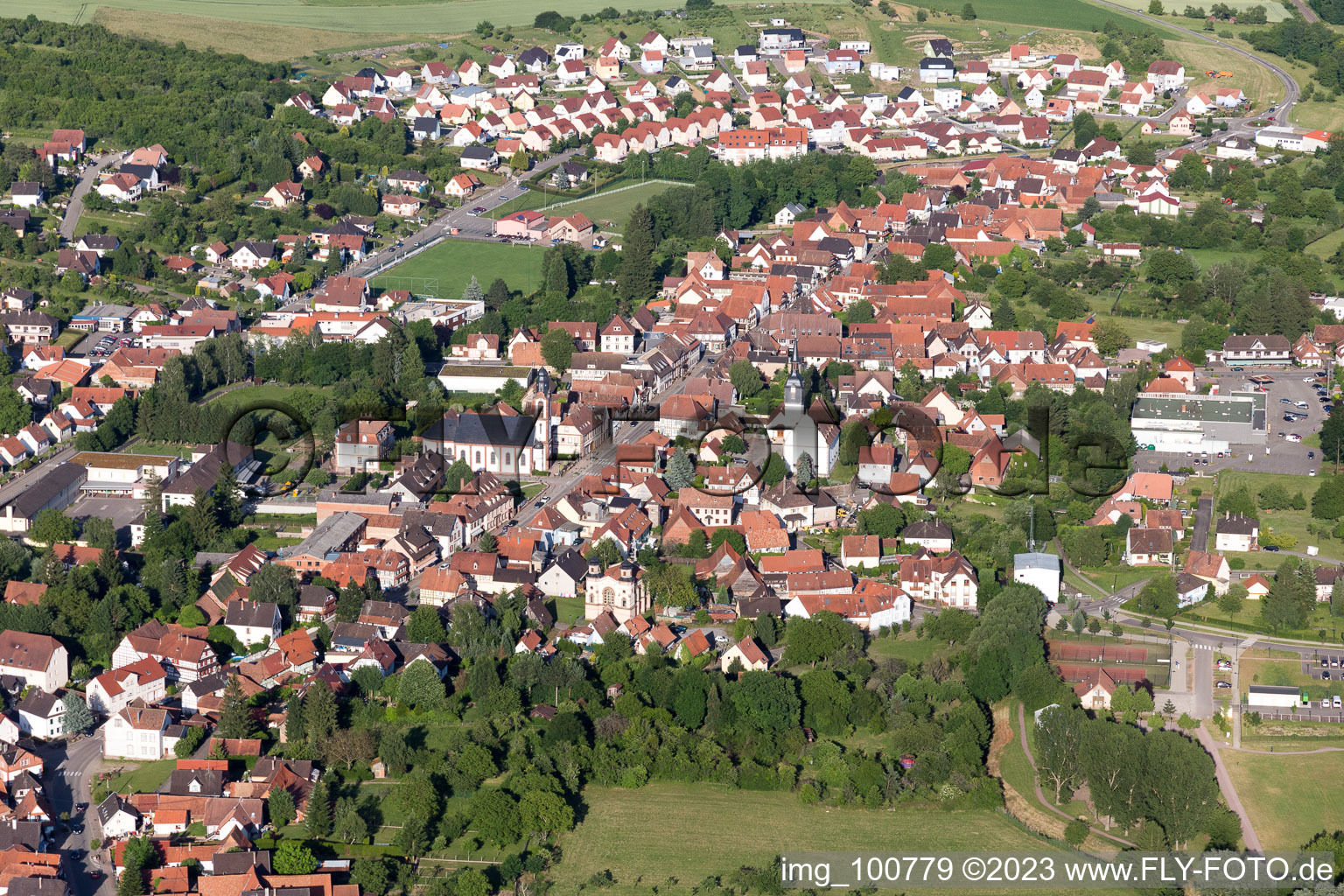 Schrägluftbild von Kutzenhausen im Bundesland Bas-Rhin, Frankreich