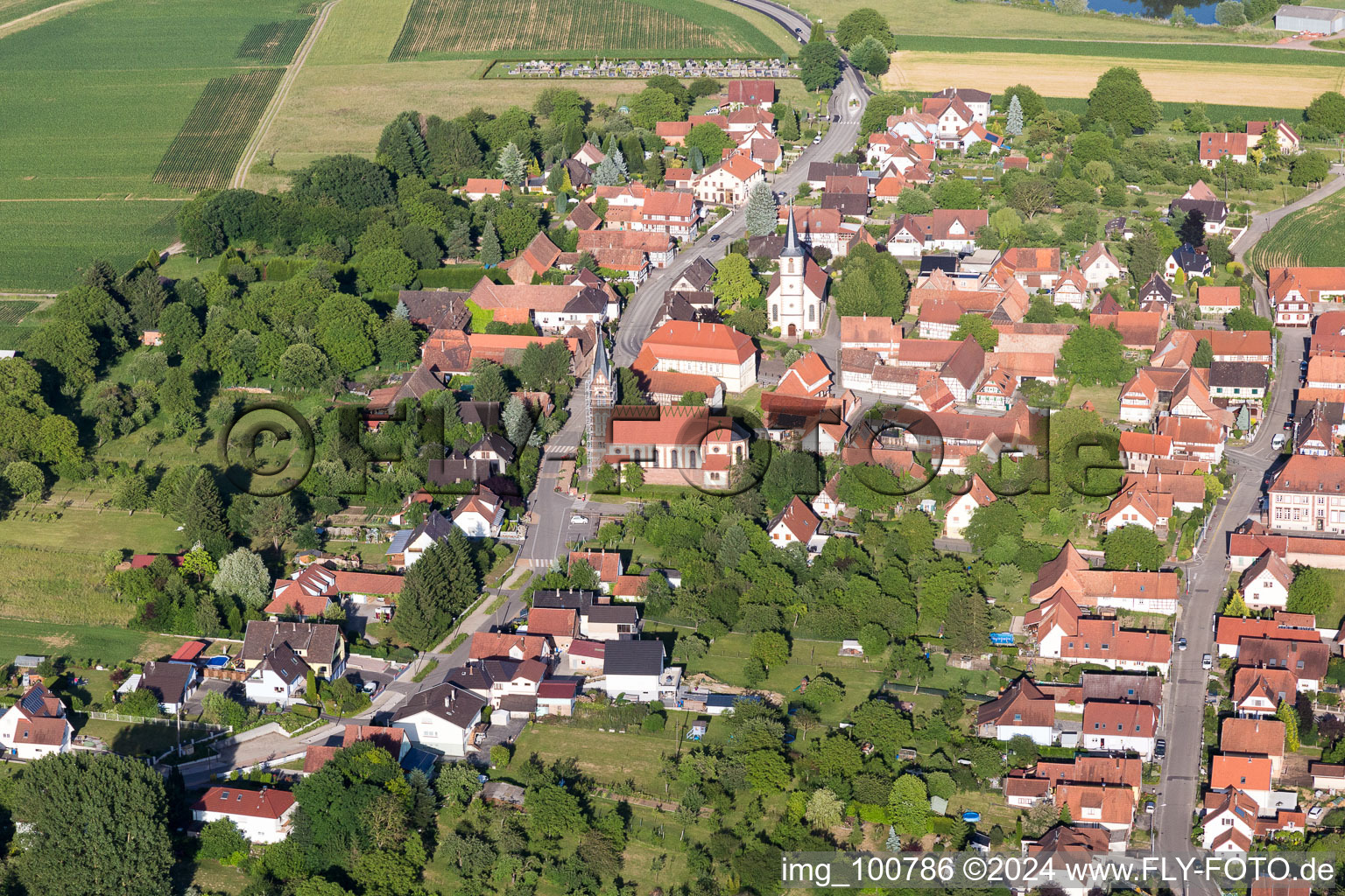 Dorf - Ansicht in Merkwiller-Pechelbronn in Grand Est im Bundesland Bas-Rhin, Frankreich