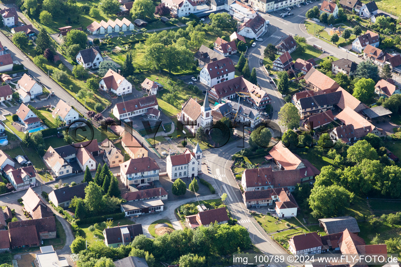 Luftbild von Dorf - Ansicht in Merkwiller-Pechelbronn in Grand Est im Bundesland Bas-Rhin, Frankreich
