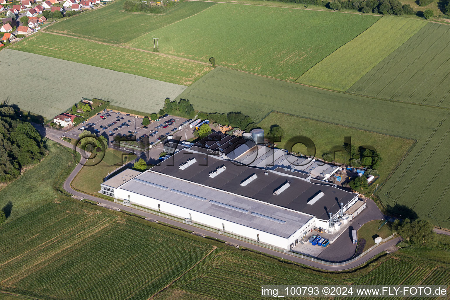 Gebäude und Produktionshallen auf dem Werksgelände Isri-france in Preuschdorf in Grand Est im Bundesland Bas-Rhin, Frankreich