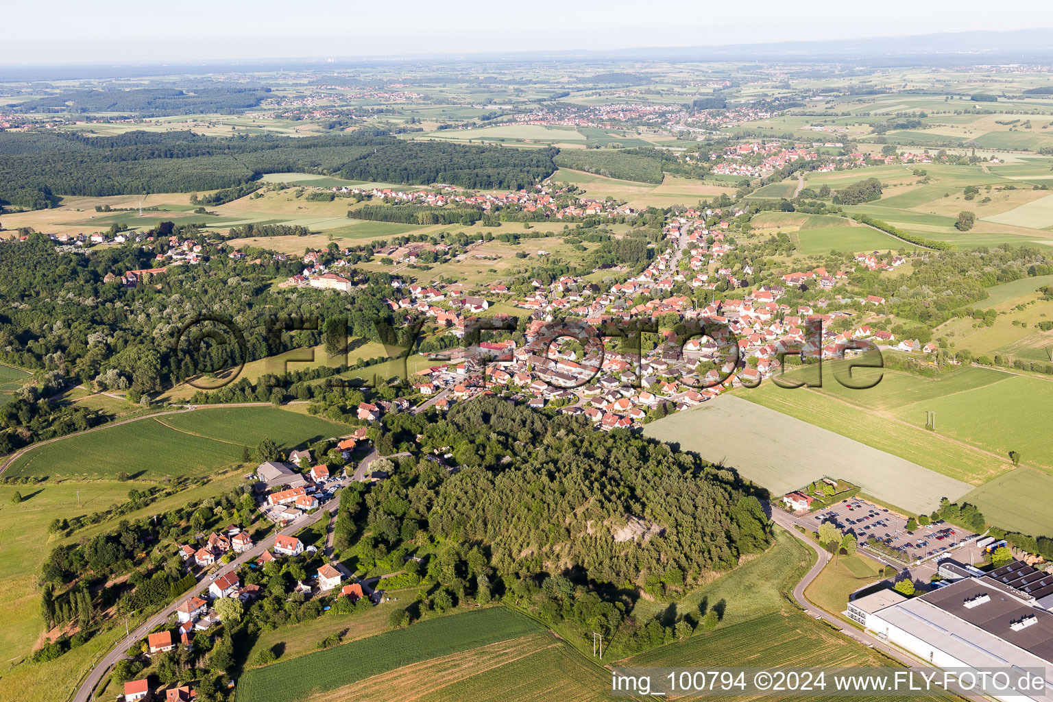 Ortsansicht der Straßen und Häuser der Wohngebiete in Merkwiller-Pechelbronn in Grand Est im Bundesland Bas-Rhin, Frankreich
