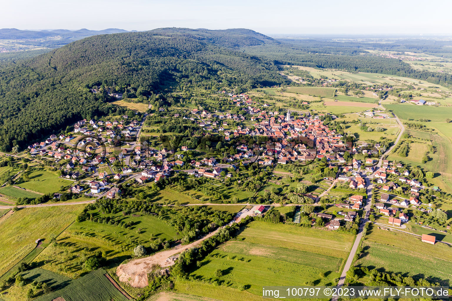 Schrägluftbild von Gœrsdorf im Bundesland Bas-Rhin, Frankreich