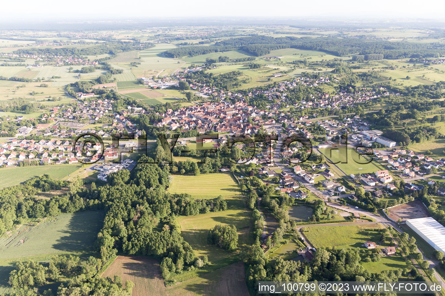 Luftaufnahme von Wœrth im Bundesland Bas-Rhin, Frankreich