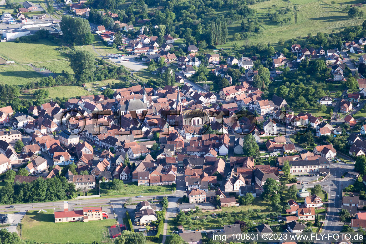 Schrägluftbild von Wœrth im Bundesland Bas-Rhin, Frankreich
