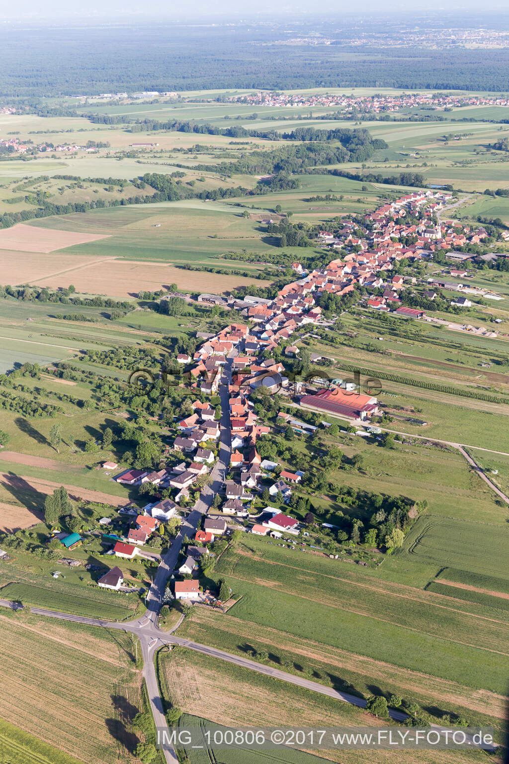 Gundershoffen im Bundesland Bas-Rhin, Frankreich aus der Drohnenperspektive