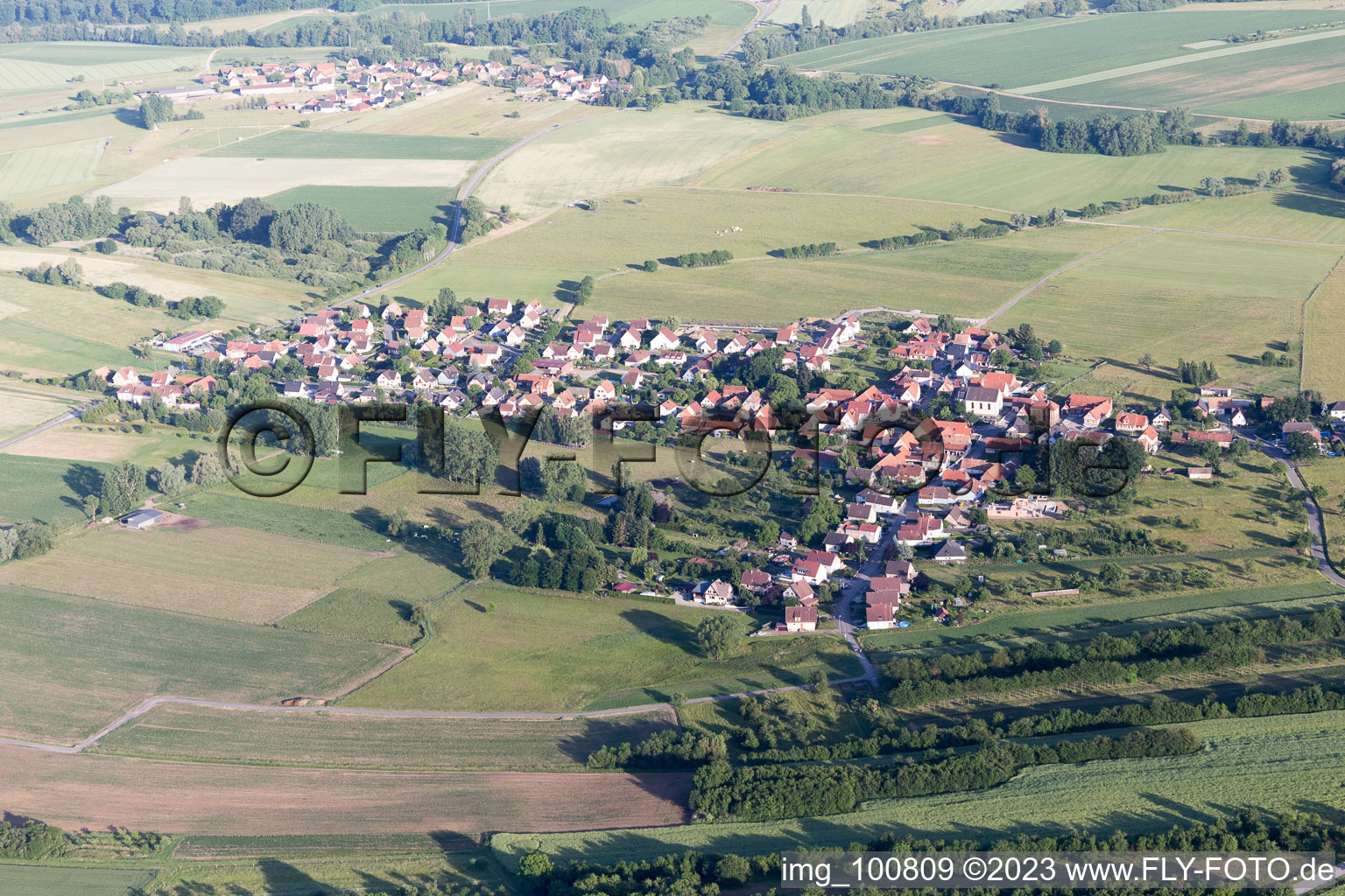 Schrägluftbild von Morsbronn-les-Bains im Bundesland Bas-Rhin, Frankreich