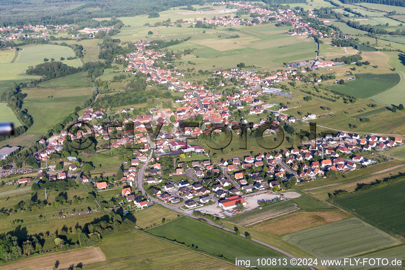 Luftaufnahme von Dorf - Ansicht in Morsbronn-les-Bains in Grand Est im Bundesland Bas-Rhin, Frankreich
