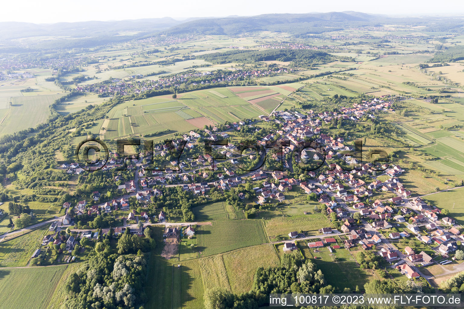 Schrägluftbild von Gunstett im Bundesland Bas-Rhin, Frankreich