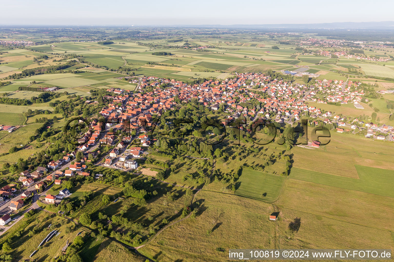 Dorf - Ansicht am Rande von landwirtschaftlichen Feldern und Nutzflächen in Surbourg in Grand Est im Bundesland Bas-Rhin, Frankreich