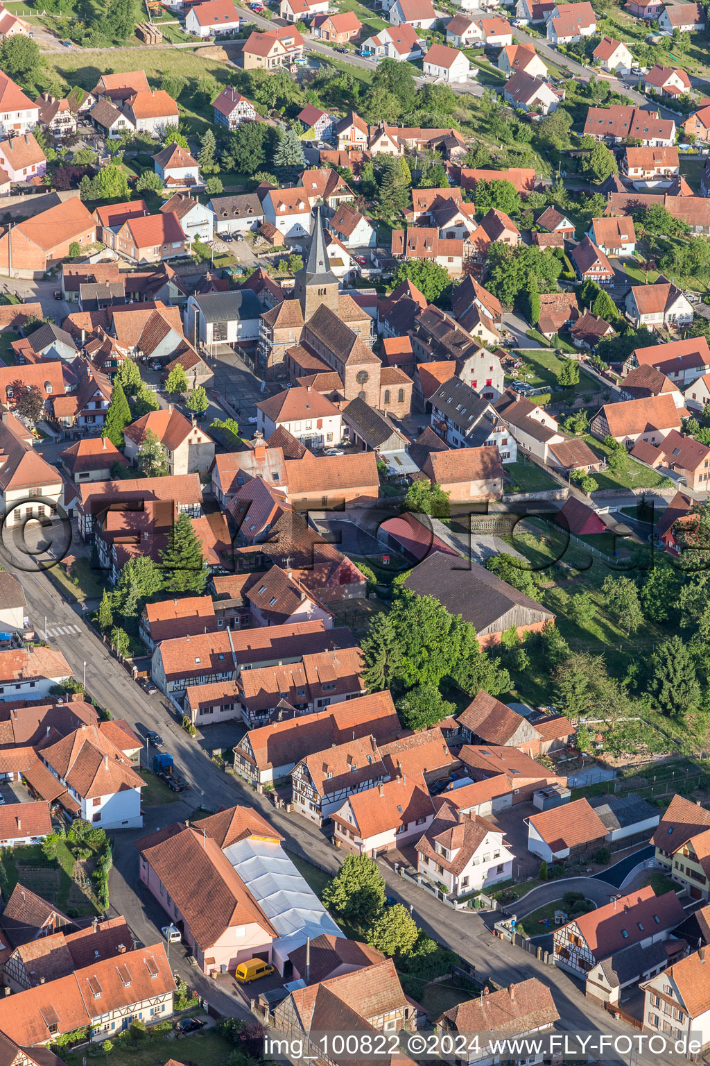 Kirchengebäude des Presbytère Catholique im Altstadt- Zentrum der Innenstadt in Surbourg in Grand Est im Bundesland Bas-Rhin, Frankreich