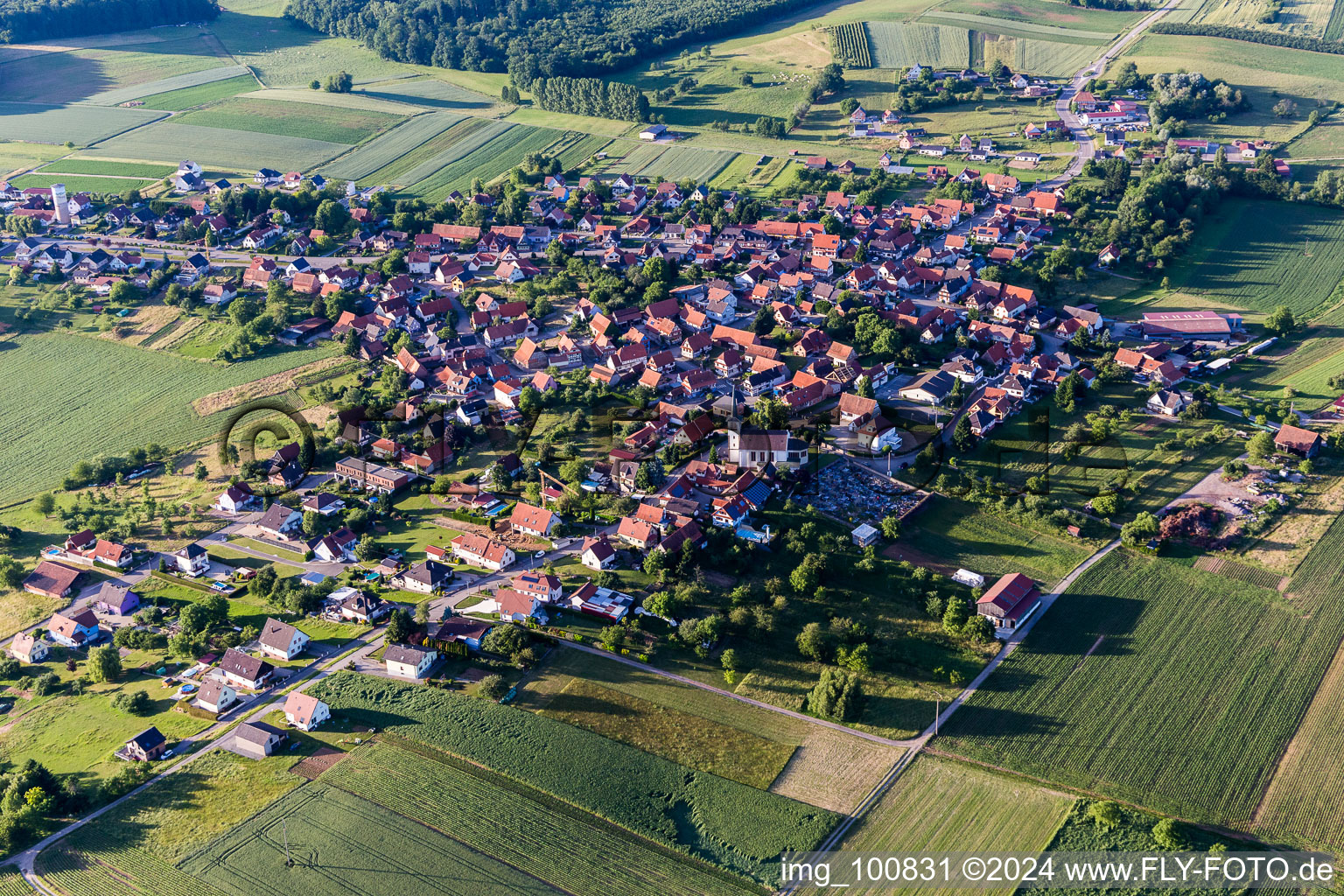 Luftbild von Dorf - Ansicht am Rande von landwirtschaftlichen Feldern und Nutzflächen in Schoenenbourg in Grand Est in Schœnenbourg im Bundesland Bas-Rhin, Frankreich