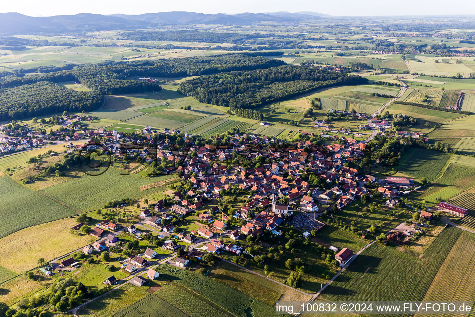 Luftaufnahme von Dorf - Ansicht am Rande von landwirtschaftlichen Feldern und Nutzflächen in Schoenenbourg in Grand Est in Schœnenbourg im Bundesland Bas-Rhin, Frankreich