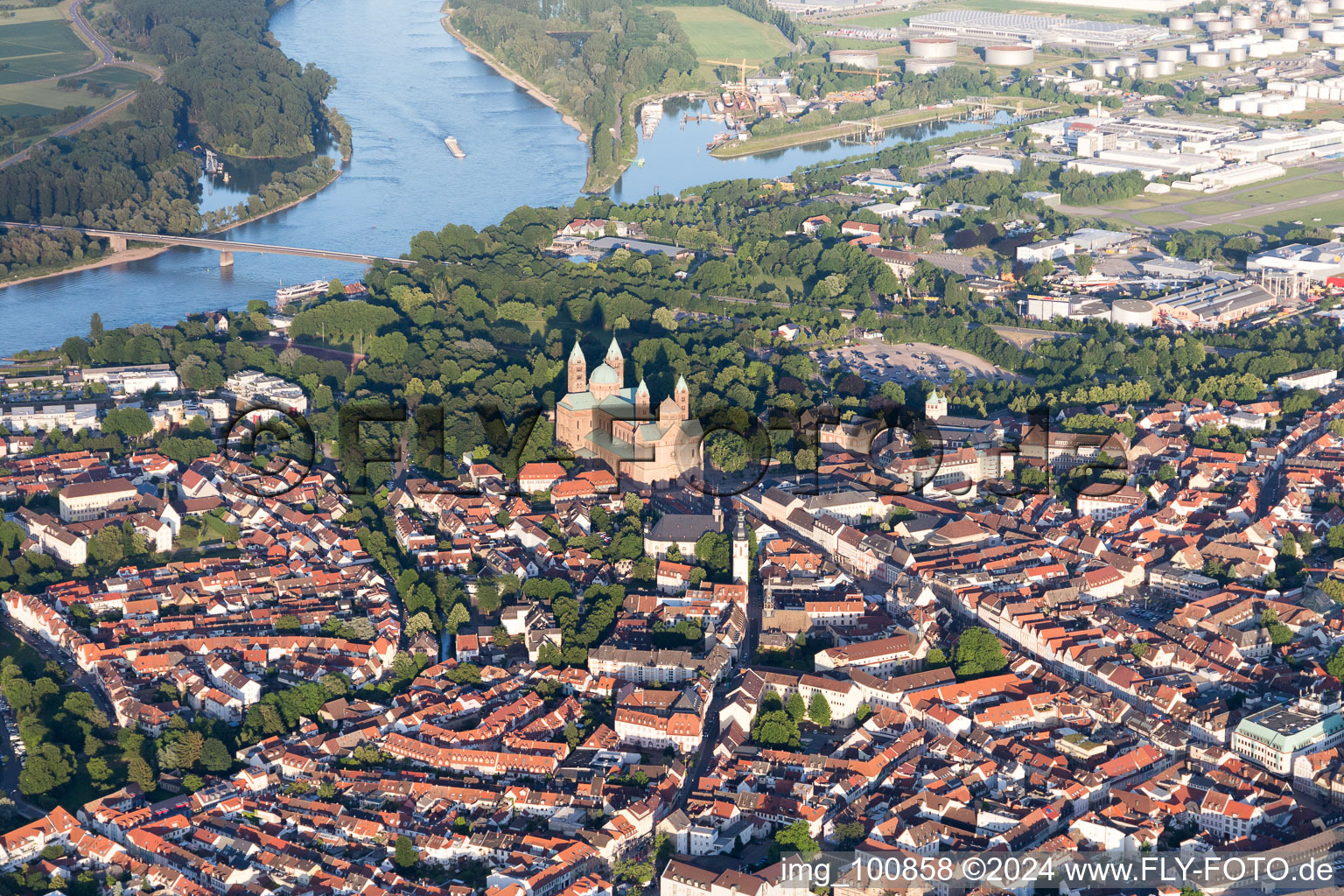 Luftbild von Kirchengebäude des Domes des Dom zu Speyer in Speyer im Bundesland Rheinland-Pfalz, Deutschland