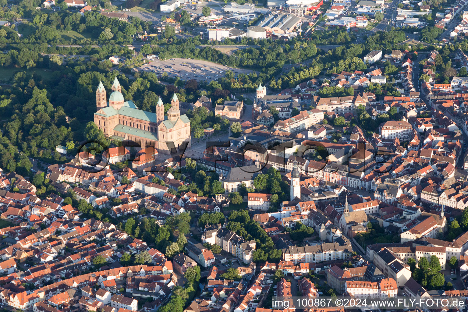 Luftaufnahme von Kirchengebäude des Domes des Dom zu Speyer in Speyer im Bundesland Rheinland-Pfalz, Deutschland