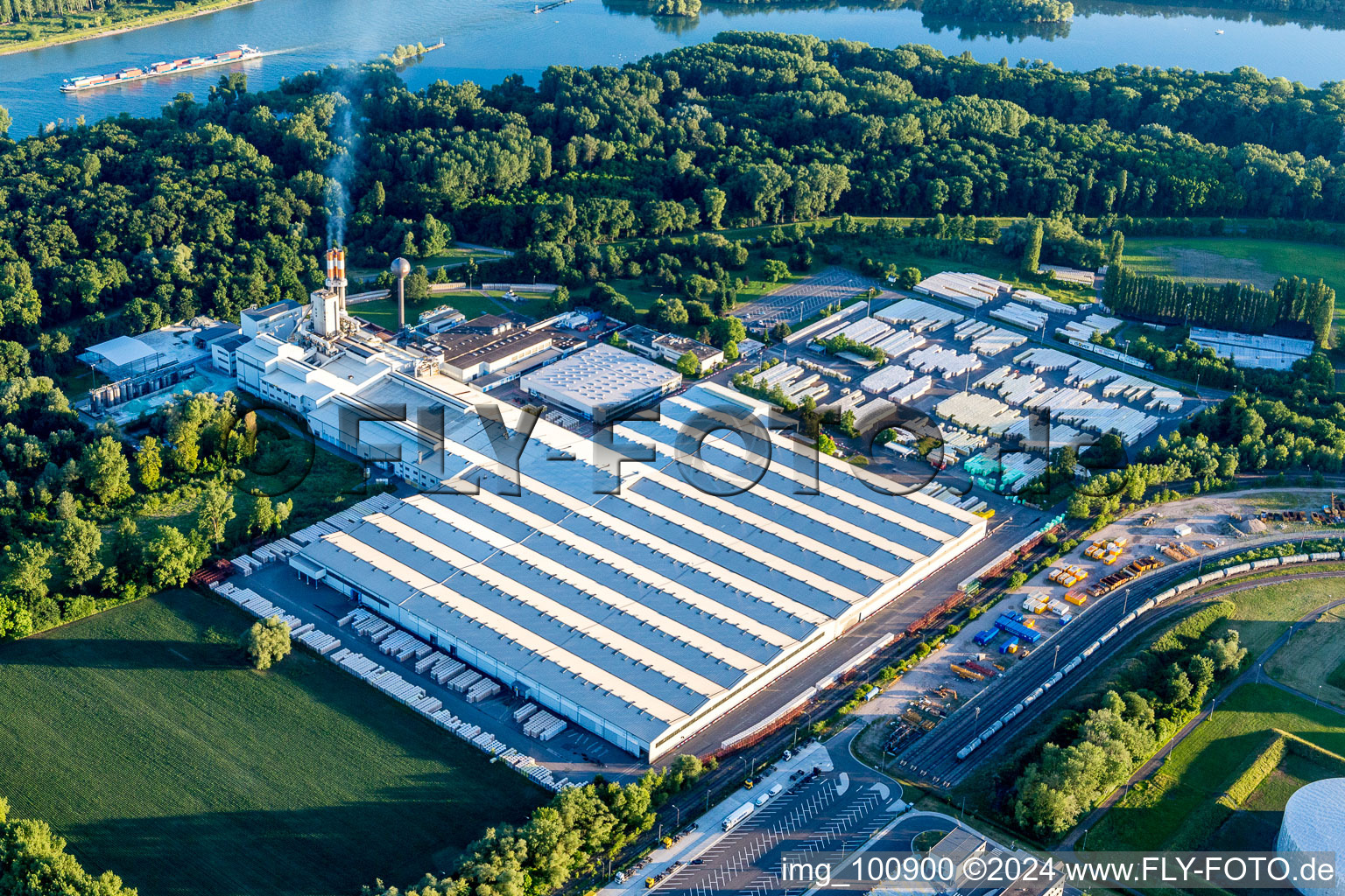 Gebäude und Produktionshallen auf dem Werksgelände des Dämmstoff- und Chemieproduzenten Saint-Gobain Isover G+H AG in Speyer im Bundesland Rheinland-Pfalz, Deutschland