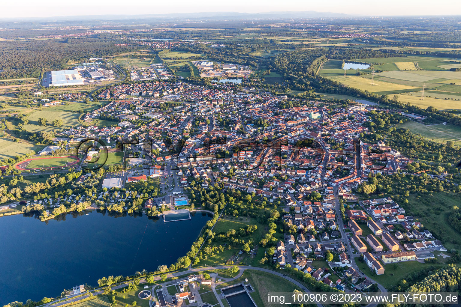 Philippsburg im Bundesland Baden-Württemberg, Deutschland aus der Luft