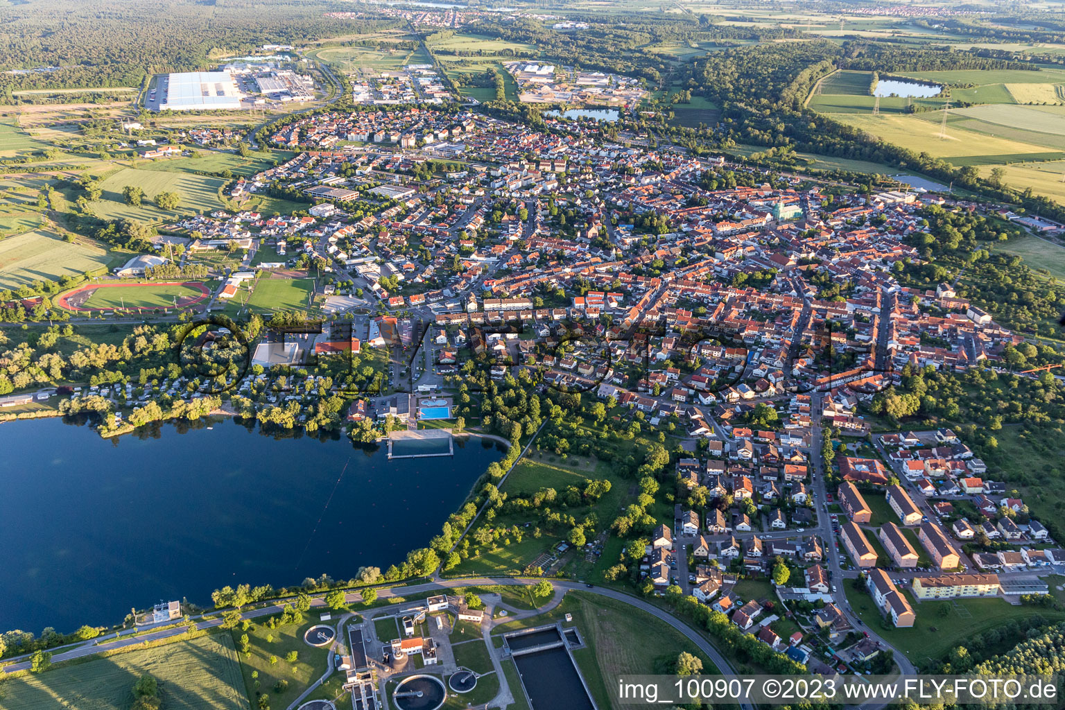 Philippsburg im Bundesland Baden-Württemberg, Deutschland von oben gesehen