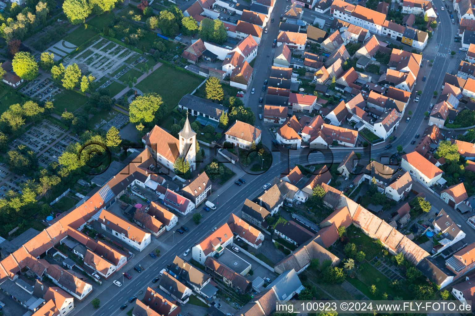 Dettenheim im Bundesland Baden-Württemberg, Deutschland aus der Drohnenperspektive