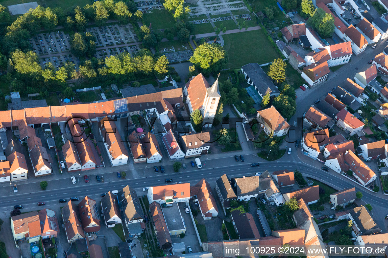 Dettenheim im Bundesland Baden-Württemberg, Deutschland von der Drohne aus gesehen