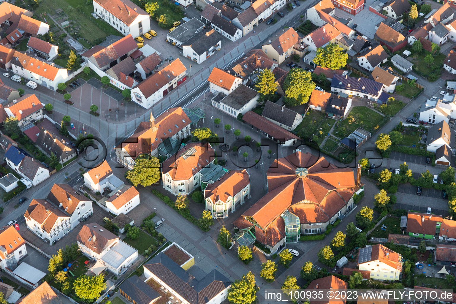 Luftbild von Bürgerhaus im Ortsteil Linkenheim in Linkenheim-Hochstetten im Bundesland Baden-Württemberg, Deutschland