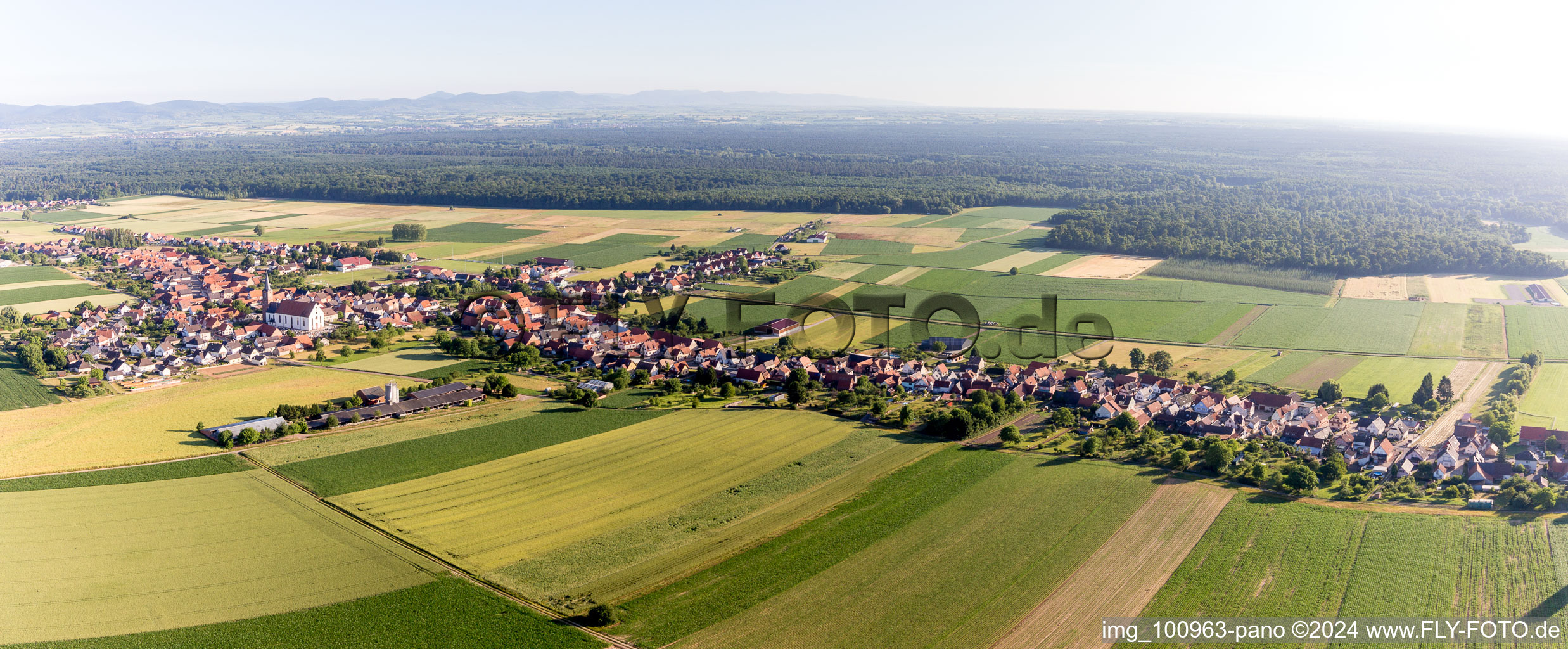 Panorama Perspektive des Längsten Dorf des Elsaß in Schleithal in Grand Est im Bundesland Bas-Rhin, Frankreich