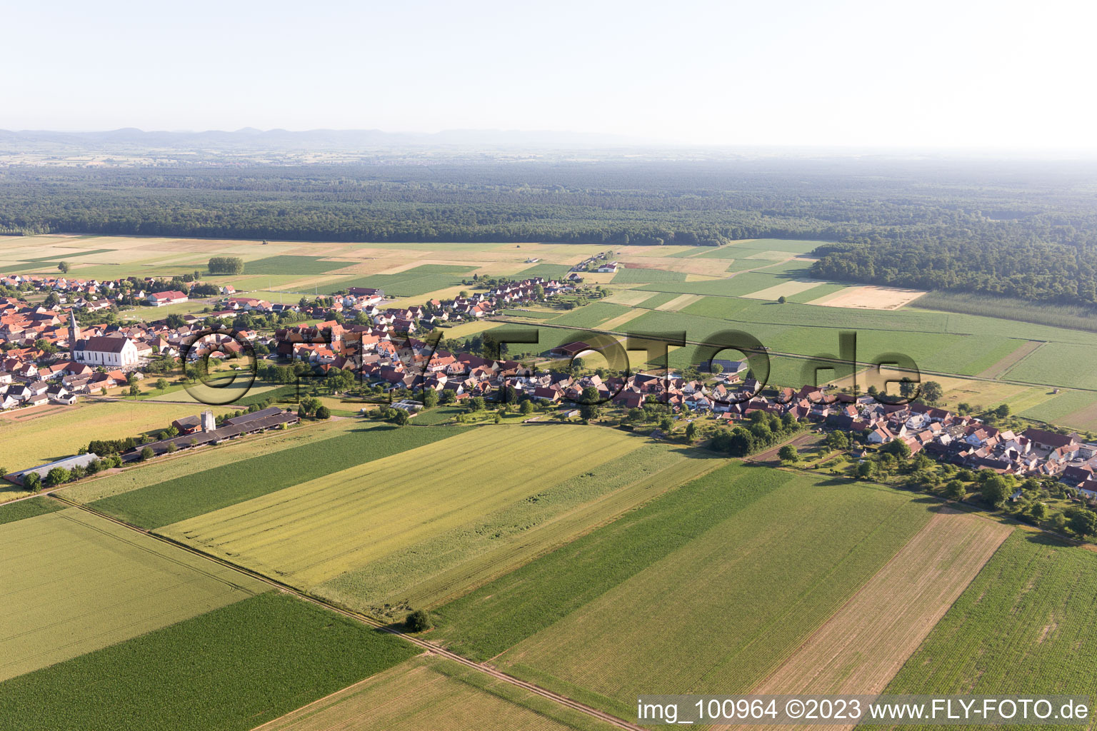 Schleithal im Bundesland Bas-Rhin, Frankreich aus der Drohnenperspektive