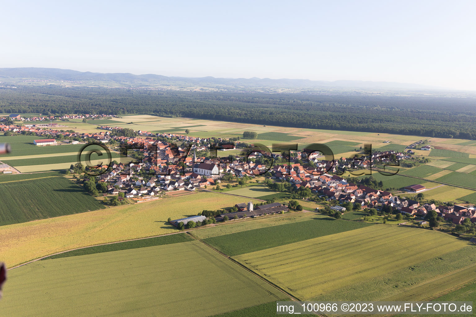 Schleithal im Bundesland Bas-Rhin, Frankreich von der Drohne aus gesehen