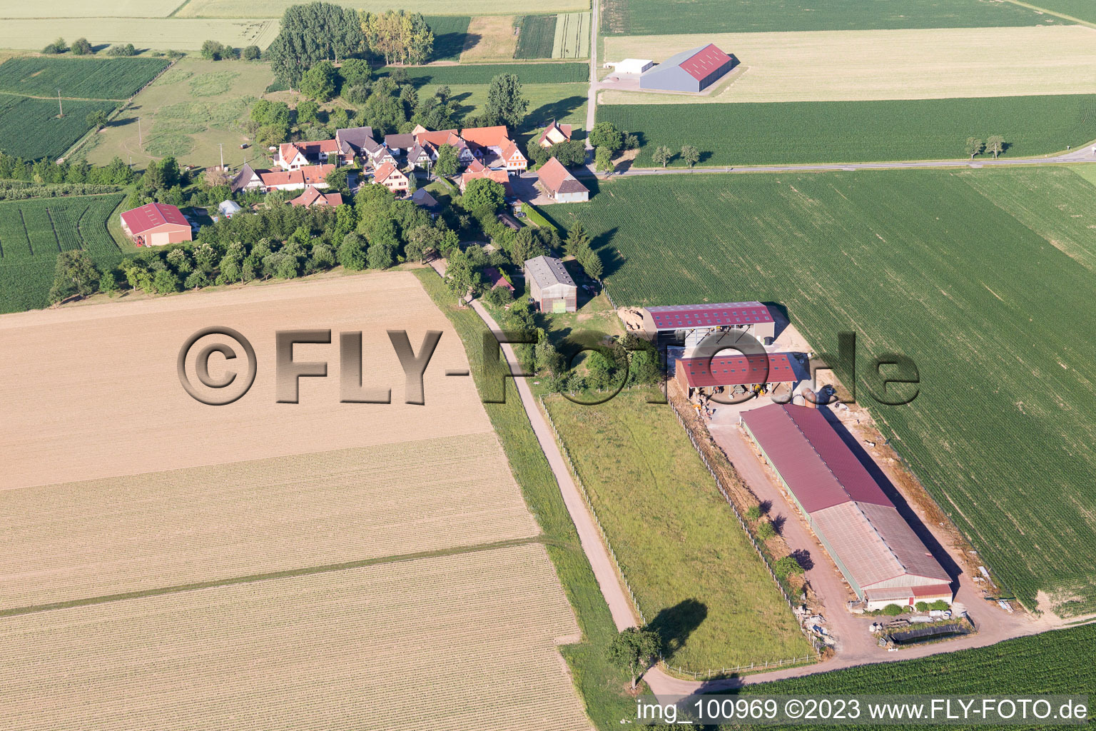 Seebach im Bundesland Bas-Rhin, Frankreich von einer Drohne aus