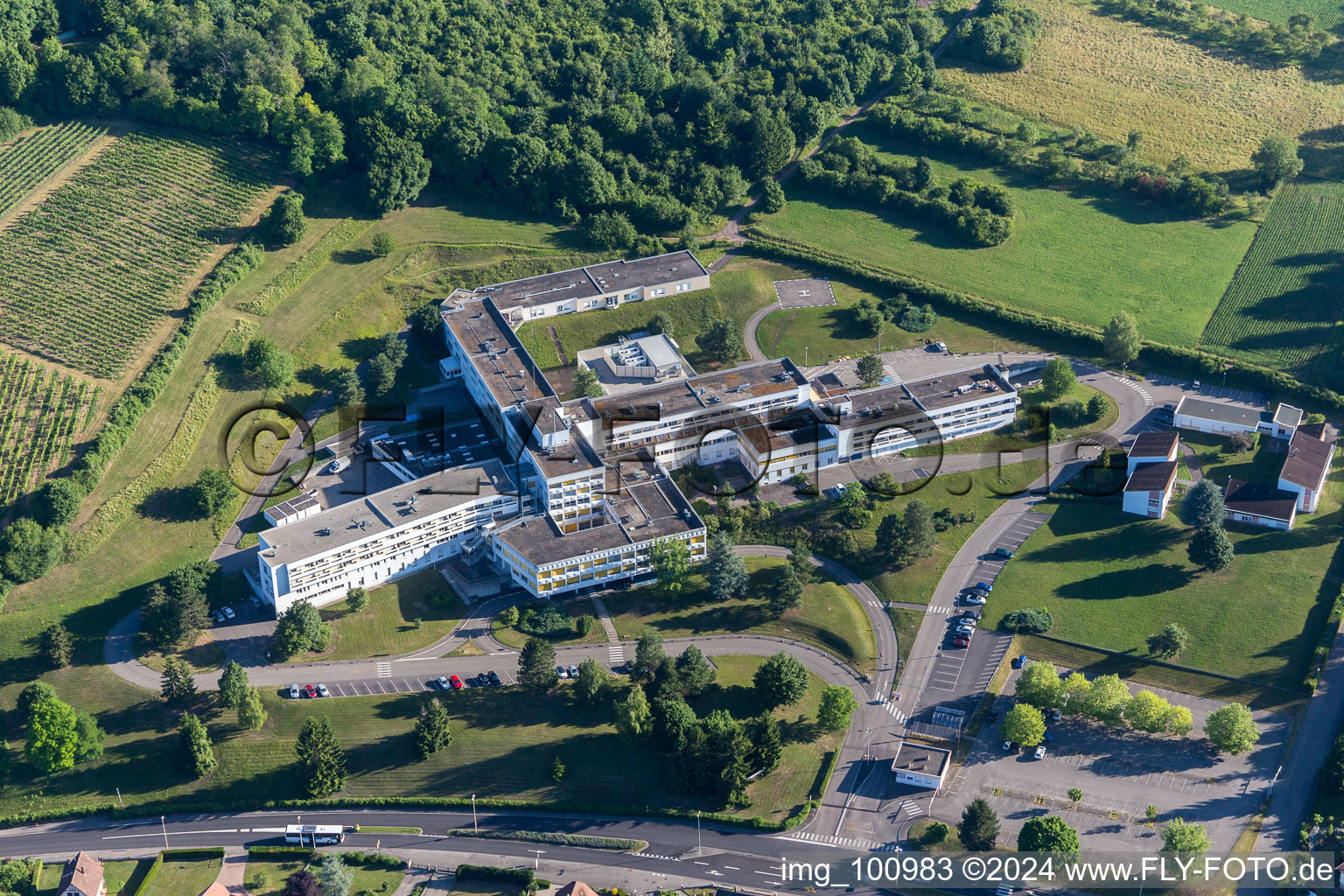 Luftbild von Klinikgelände des Krankenhauses Centre Hospitalier de la Lauter in Wissembourg in Grand Est im Bundesland Bas-Rhin, Frankreich