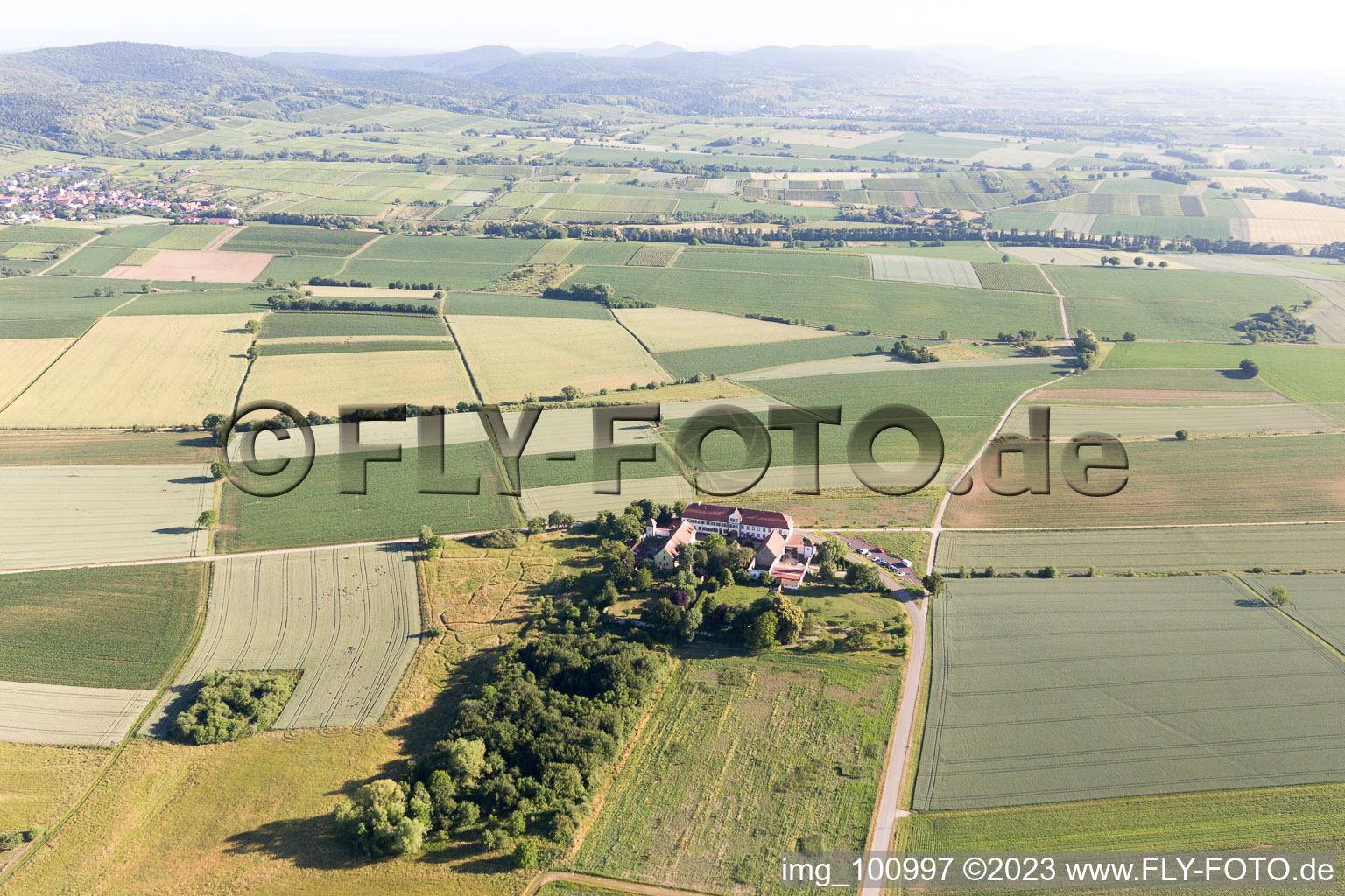 Drohnenbild von Schweighofen im Bundesland Rheinland-Pfalz, Deutschland