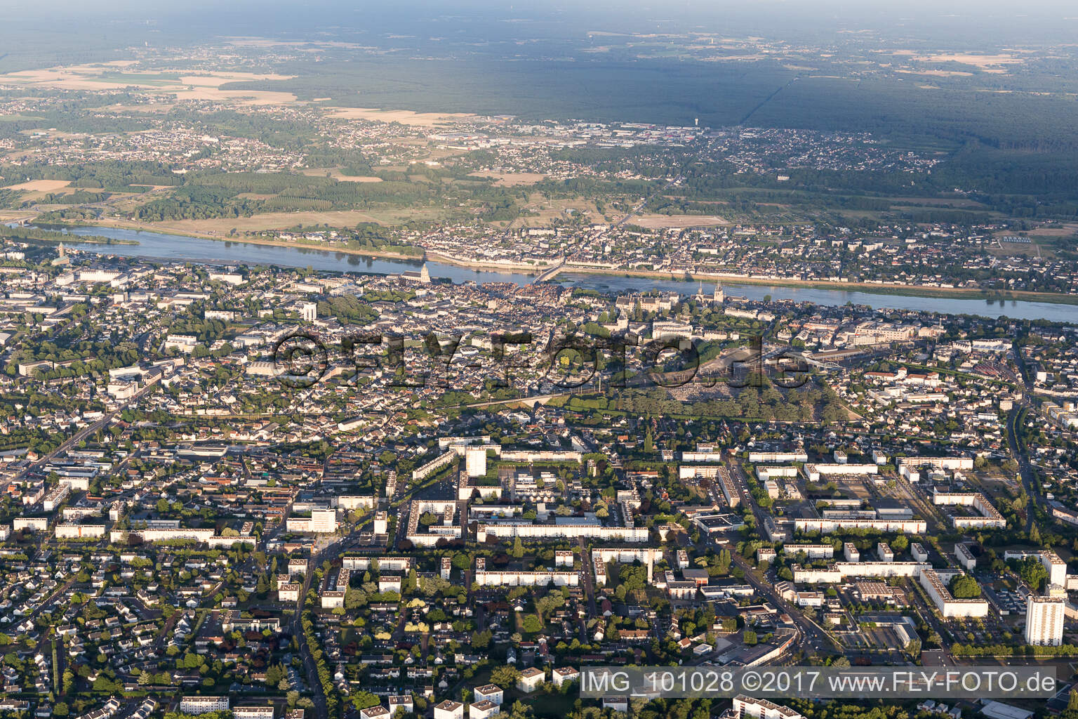 Blois im Bundesland Loir-et-Cher, Frankreich von der Drohne aus gesehen