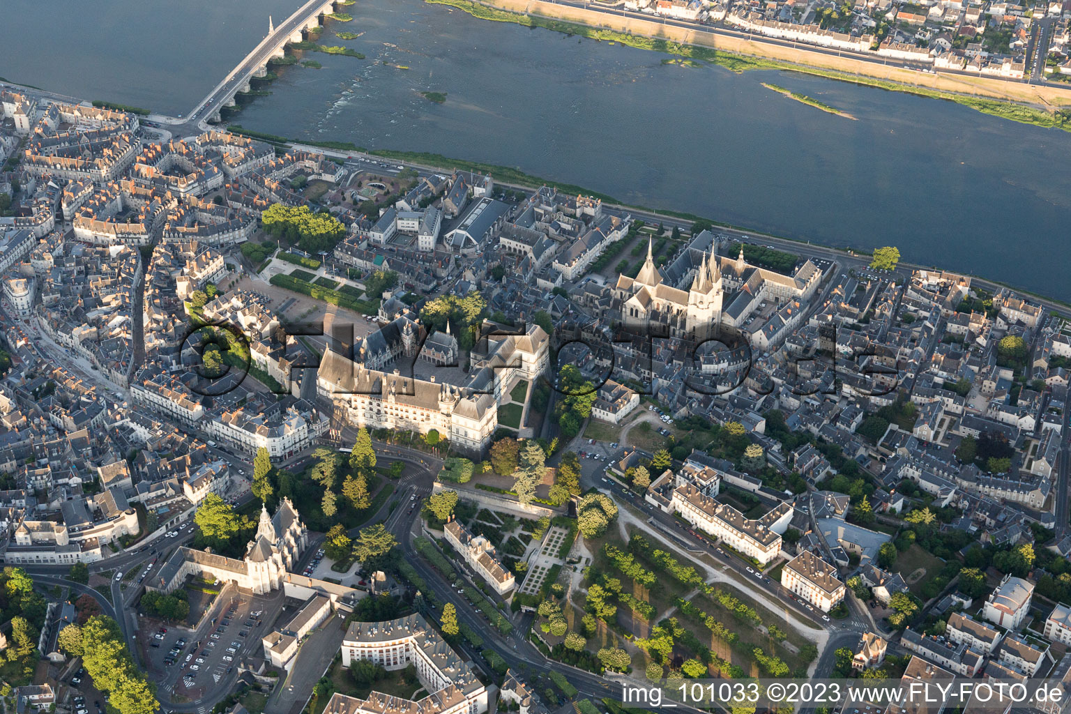 Blois im Bundesland Loir-et-Cher, Frankreich aus der Luft