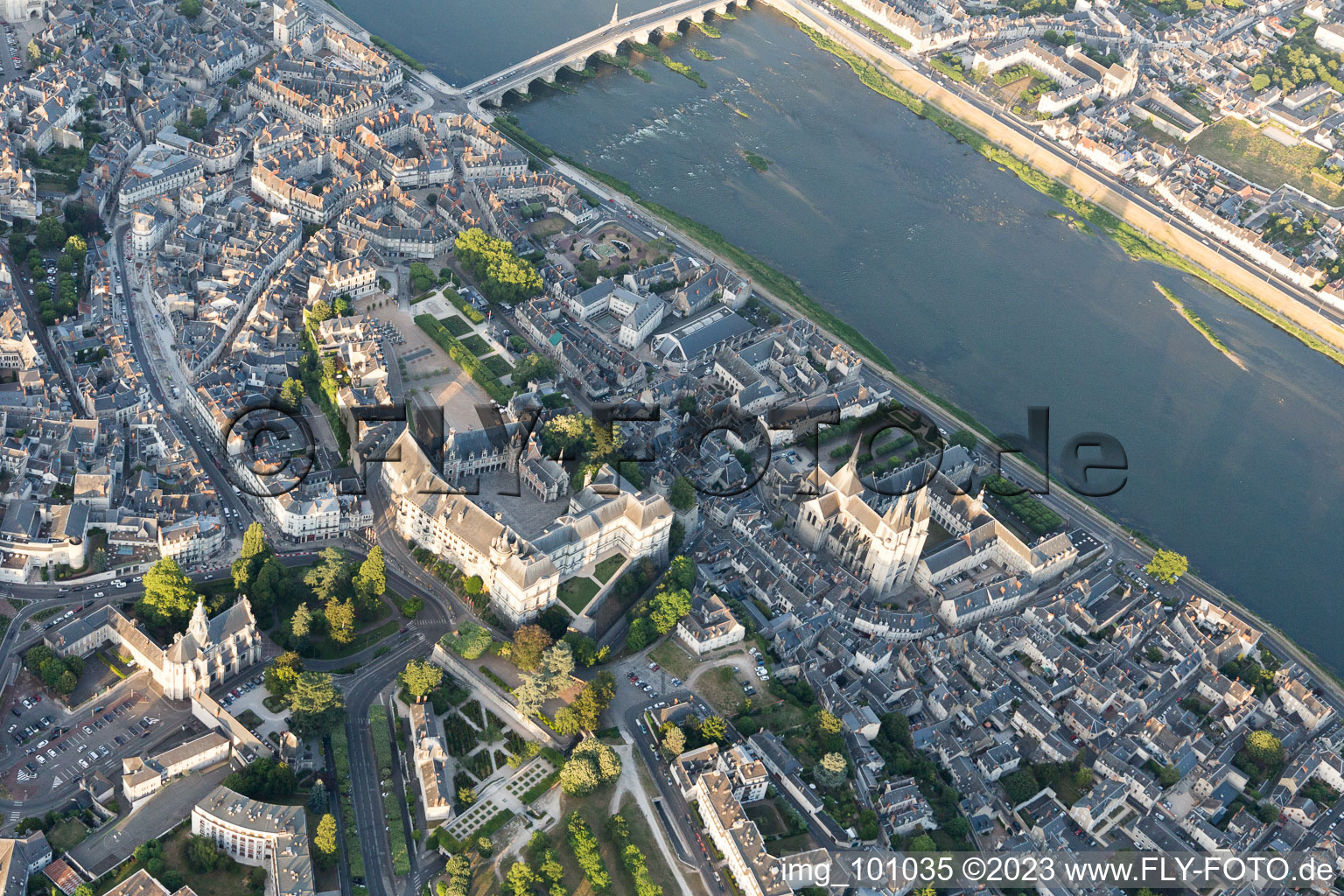 Blois im Bundesland Loir-et-Cher, Frankreich vom Flugzeug aus