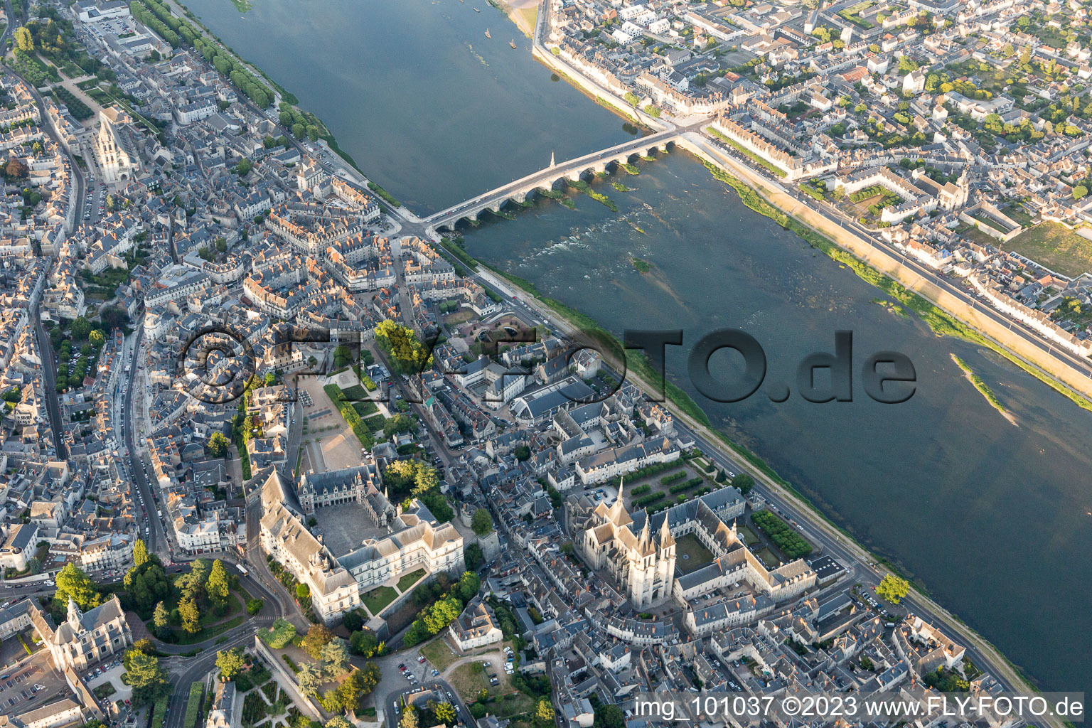 Blois im Bundesland Loir-et-Cher, Frankreich aus der Vogelperspektive