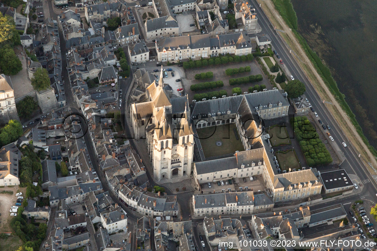 Blois im Bundesland Loir-et-Cher, Frankreich aus der Luft betrachtet