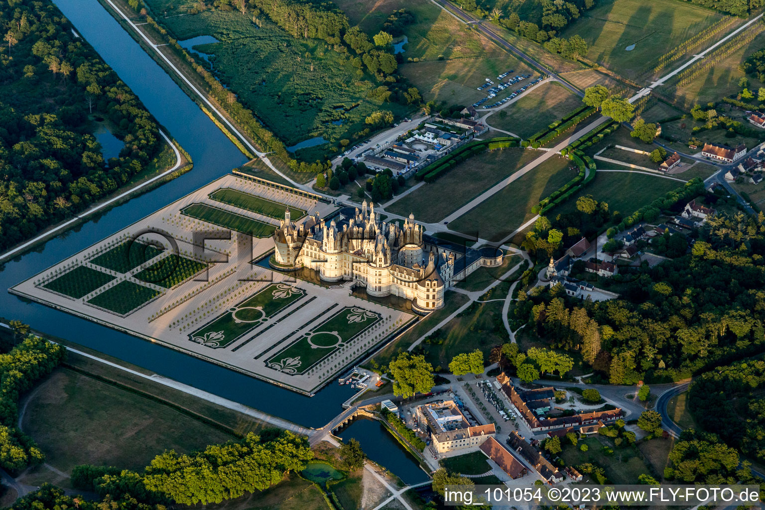 Chateau de Chambord mit Schloßpark und Kanal Cosson im Bundesland Loir-et-Cher, Frankreich