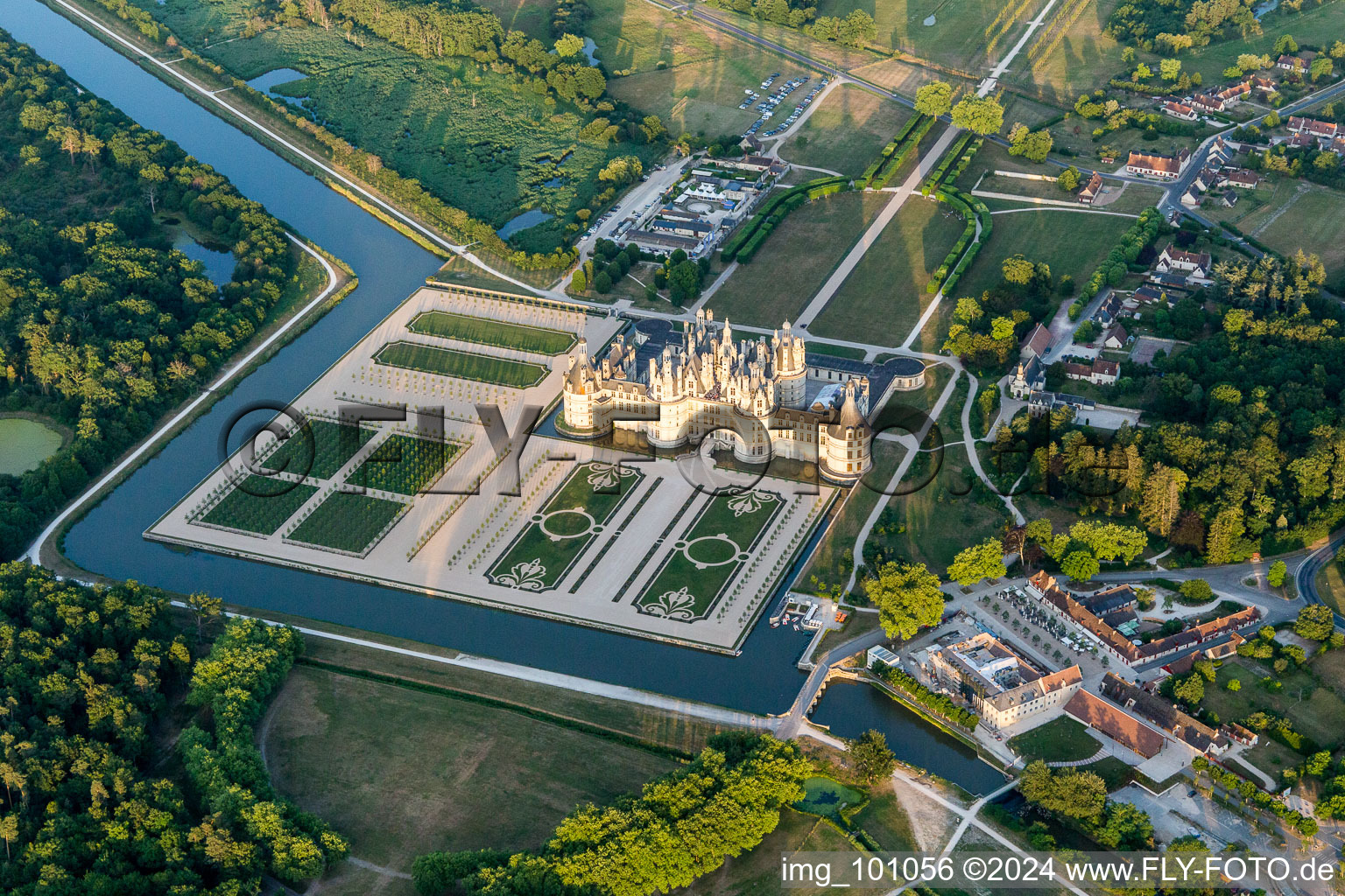 Gebäudekomplex im und Kanäle um den Schloßpark von Schloß Schloss Chambord in Chambord in Centre-Val de Loire im Bundesland Loir-et-Cher, Frankreich