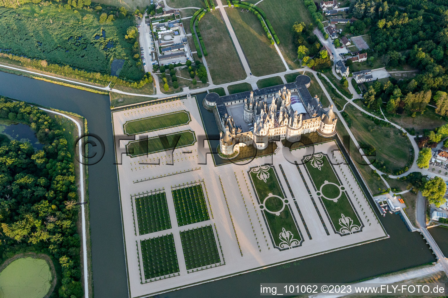 Chambord im Bundesland Loir-et-Cher, Frankreich aus der Drohnenperspektive