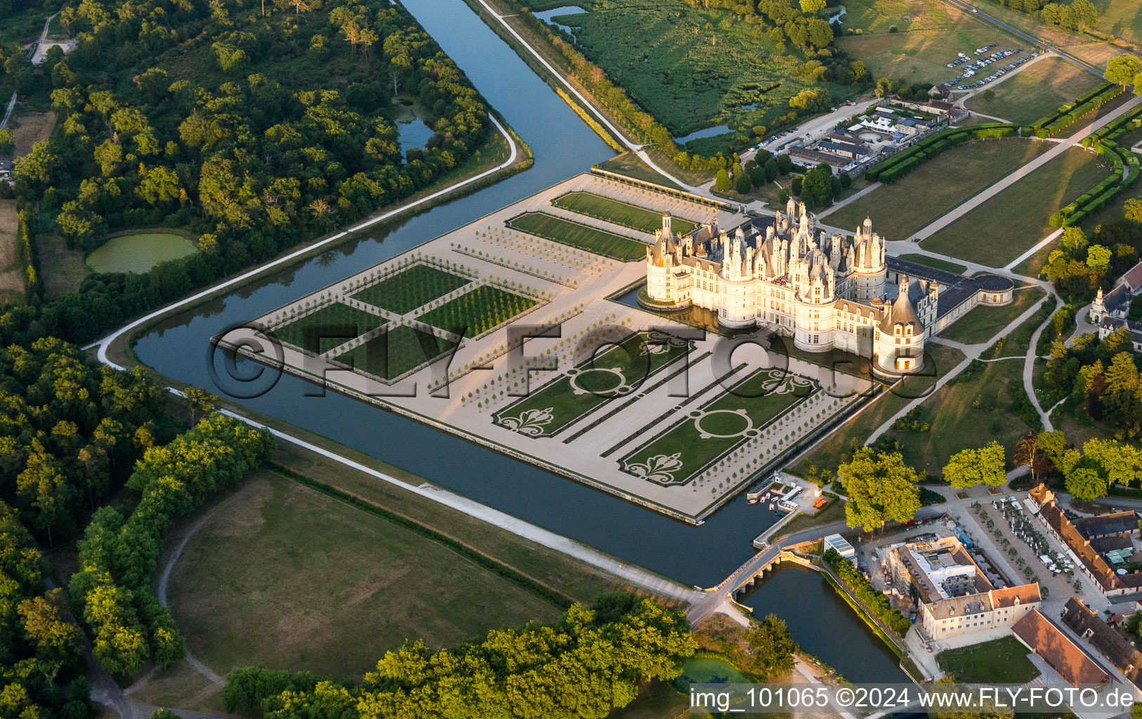 Luftbild von Gebäudekomplex im und Kanäle um den Schloßpark von Schloß Schloss Chambord in Chambord in Centre-Val de Loire im Bundesland Loir-et-Cher, Frankreich